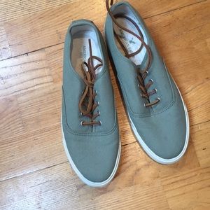 AEO olive canvas shoes